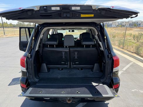 Used 2013 Lexus LX 570 4WD w/ Luxury Pkg image 28