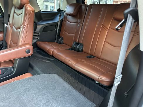 Used 2019 Cadillac Escalade Premium Luxury image 4