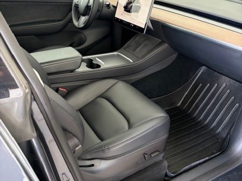 Used 2022 Tesla Model Y Long Range image 10