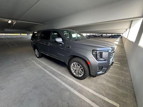 Used 2022 GMC Yukon XL SLT w/ SLT Luxury Package image 4