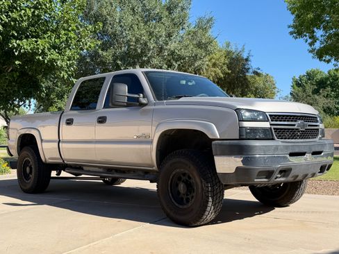 Used 2006 Chevrolet Silverado 2500 LT w/ Onstar Plus Package AWD/4WD image 8