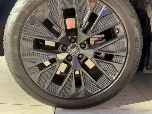 Used 2024 Audi Q8 e-tron Prestige image 10