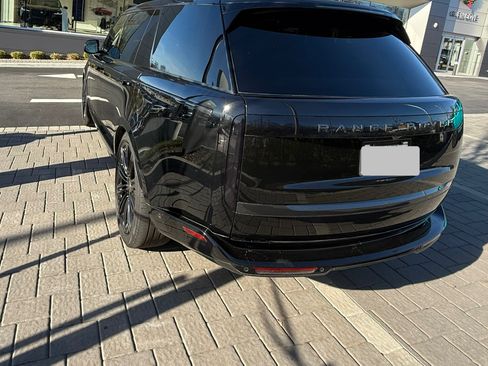 Used 2024 Land Rover Range Rover Long Wheelbase Autobiography image 5