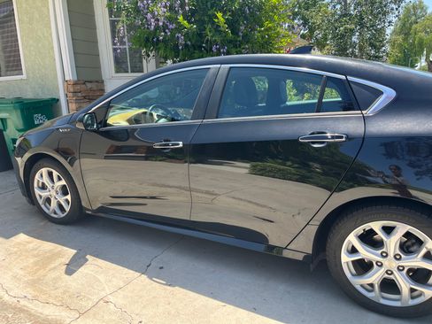 Used 2017 Chevrolet Volt Premier w/ Driver Confidence II Package FWD image 1
