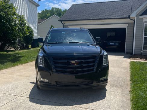 Used 2019 Cadillac Escalade Luxury image 1