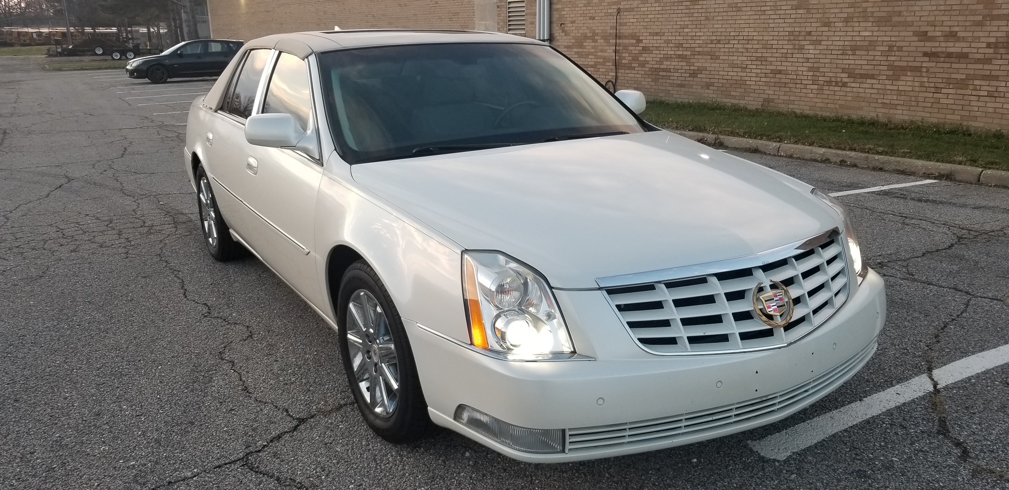 Used 2011 Cadillac DTS Premium FWD image 19