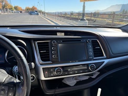 Used 2019 Toyota Highlander XLE image 17