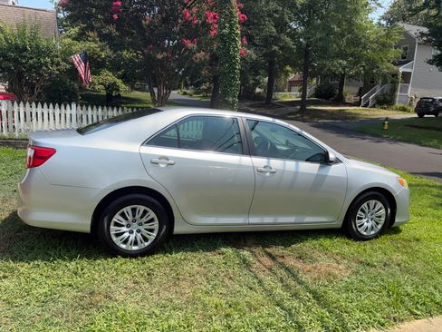 Used 2014 Toyota Camry FWD image 2