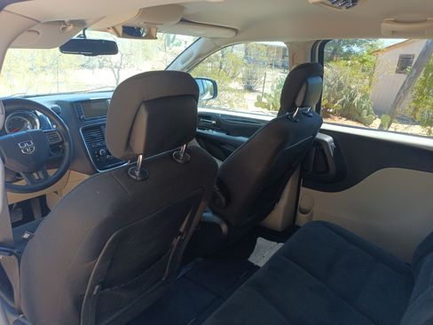 Used 2018 Dodge Grand Caravan SE w/ UConnect Hands-Free Group image 13