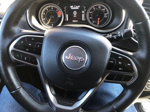 Used 2019 Jeep Cherokee Latitude Plus w/ Cold Weather Group image 1