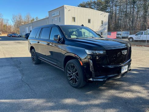 Used 2023 Cadillac Escalade ESV Sport w/ LPO, ONYX Package image 10