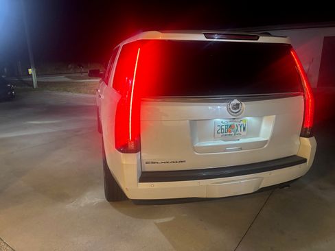 Used 2015 Cadillac Escalade Premium image 2