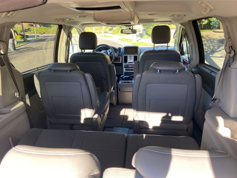 Used 2009 Chrysler Town & Country Touring image 11
