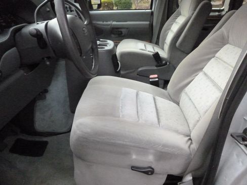 Used 2005 Ford E-150 and Econoline 150 image 6