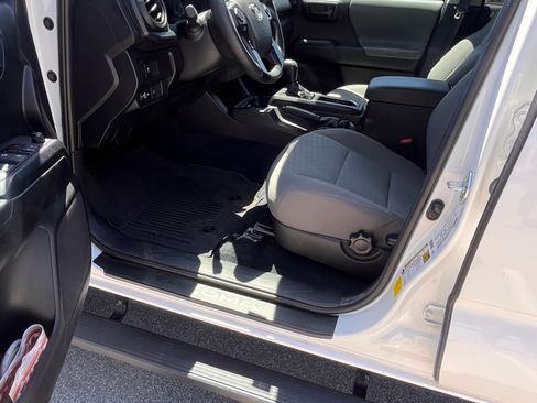 Used 2021 Toyota Tacoma SR AWD/4WD image 9