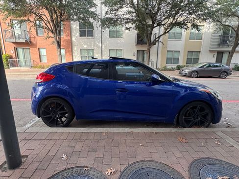 Used 2012 Hyundai Veloster w/ Style Pkg image 2