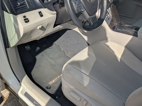 Used 2015 Toyota Venza LE image 22