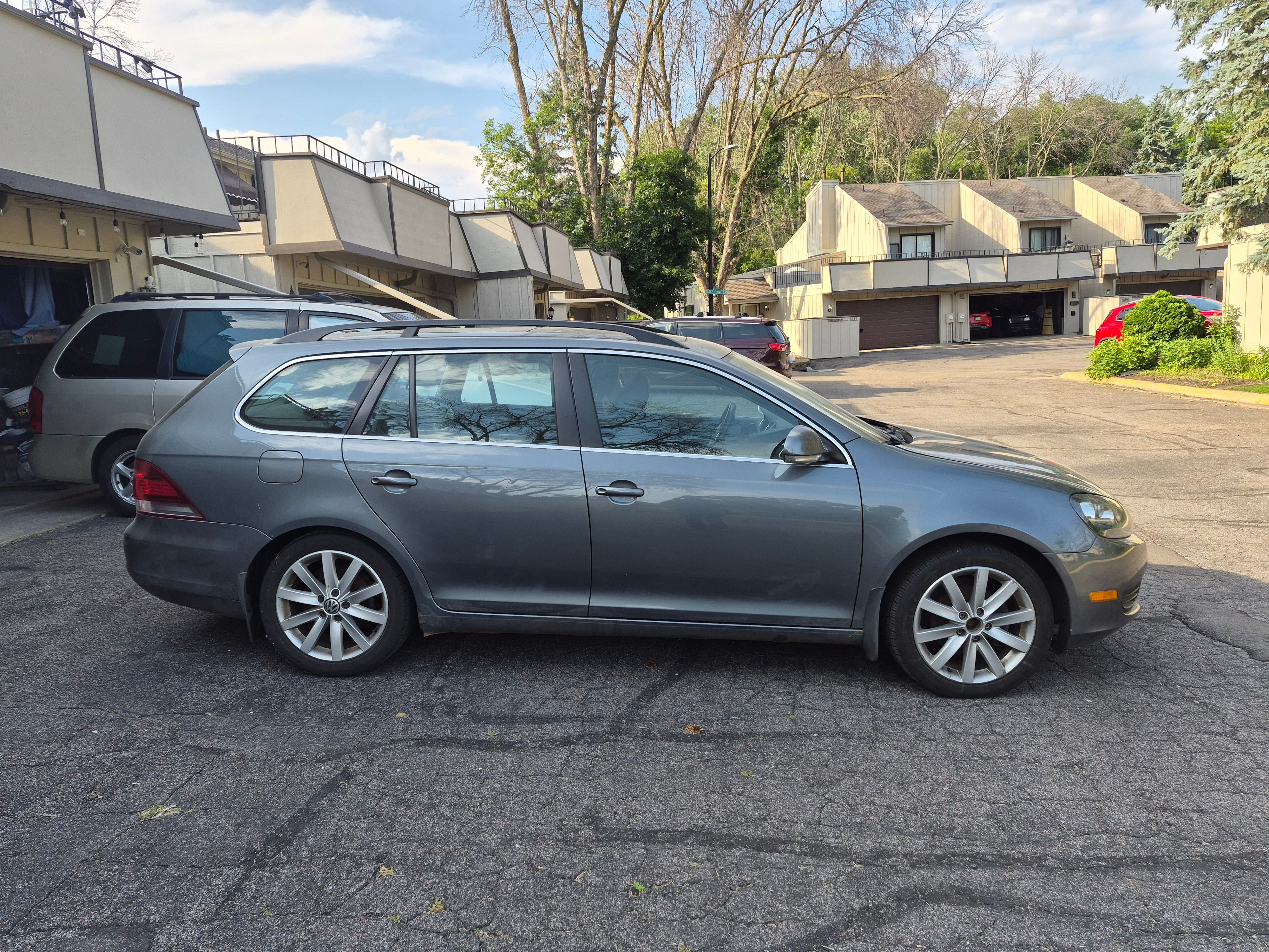 Used 2012 Volkswagen Jetta SE FWD image 1