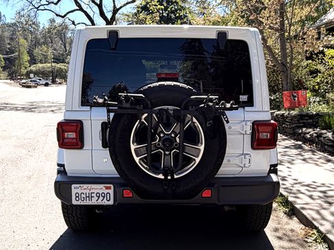 Used 2018 Jeep Wrangler Unlimited Sahara image 4