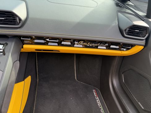 Used 2020 Lamborghini Huracan EVO image 20