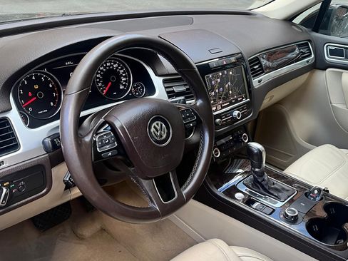 Used 2013 Volkswagen Touareg Executive AWD/4WD image 8
