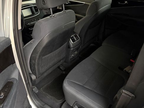 Used 2017 Kia Sorento LX w/ LX V6 Convenience Package image 10