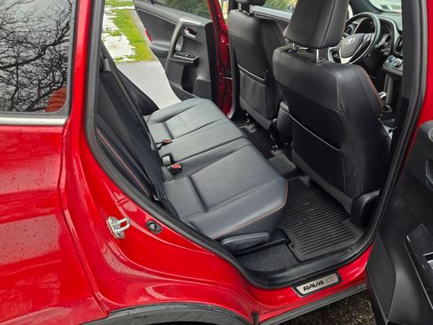 Used 2016 Toyota RAV4 SE image 10