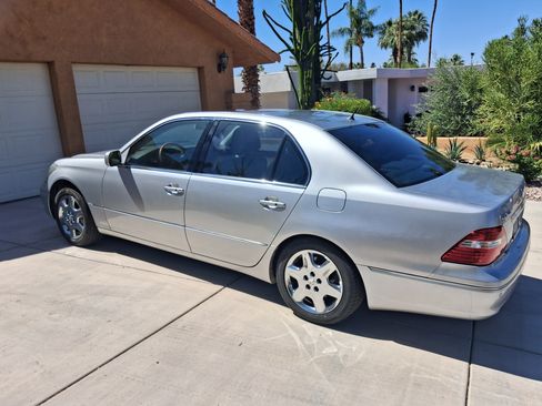 Used 2004 Lexus LS 430 RWD image 2