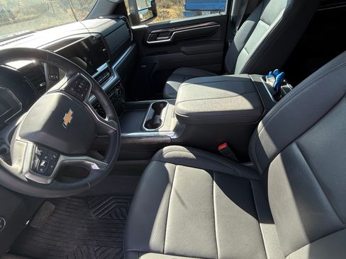 Used 2025 Chevrolet Silverado 2500 LTZ w/ LTZ Convenience Package AWD/4WD image 9