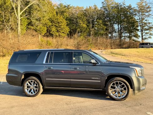 Used 2020 GMC Yukon XL Denali w/ Denali Premium Package image 8