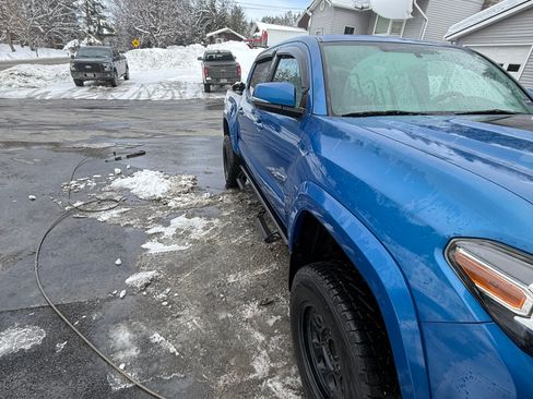 Used 2017 Toyota Tacoma TRD Sport w/ Tow Package (A/T) image 8