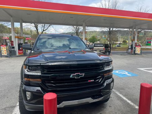 Used 2018 Chevrolet Silverado 1500 LT w/ All Star Edition image 10