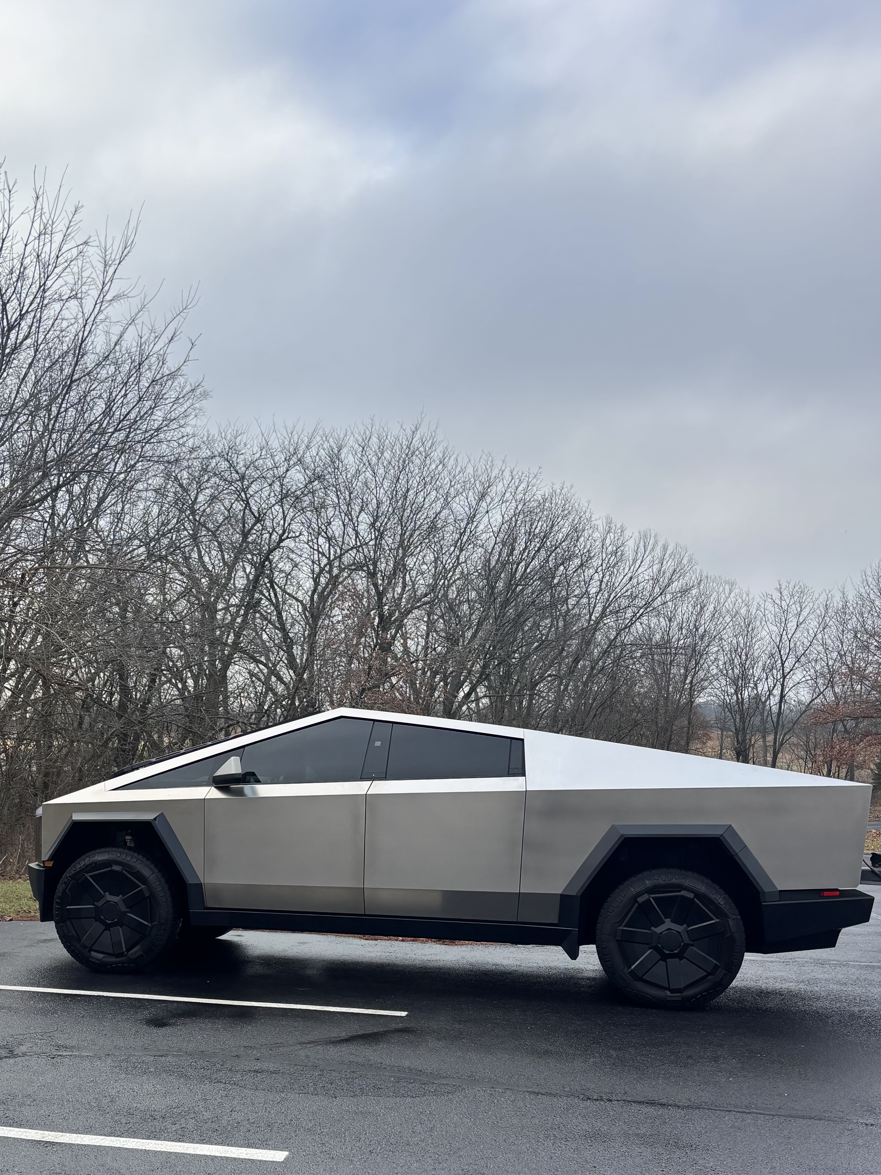 Used 2024 Tesla Cybertruck AWD Crew Cab image 10