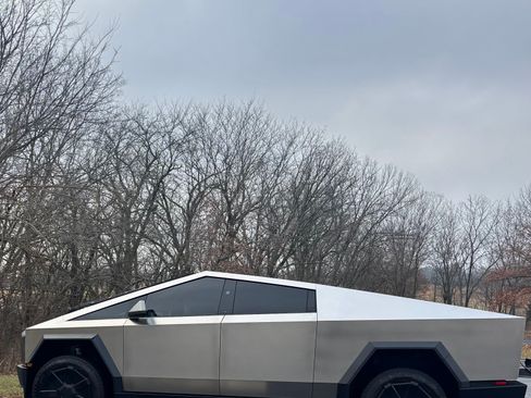 Used 2024 Tesla Cybertruck AWD Crew Cab image 10