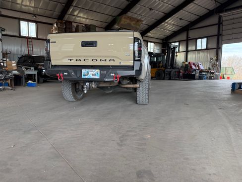 Used 2017 Toyota Tacoma TRD Off-Road image 4