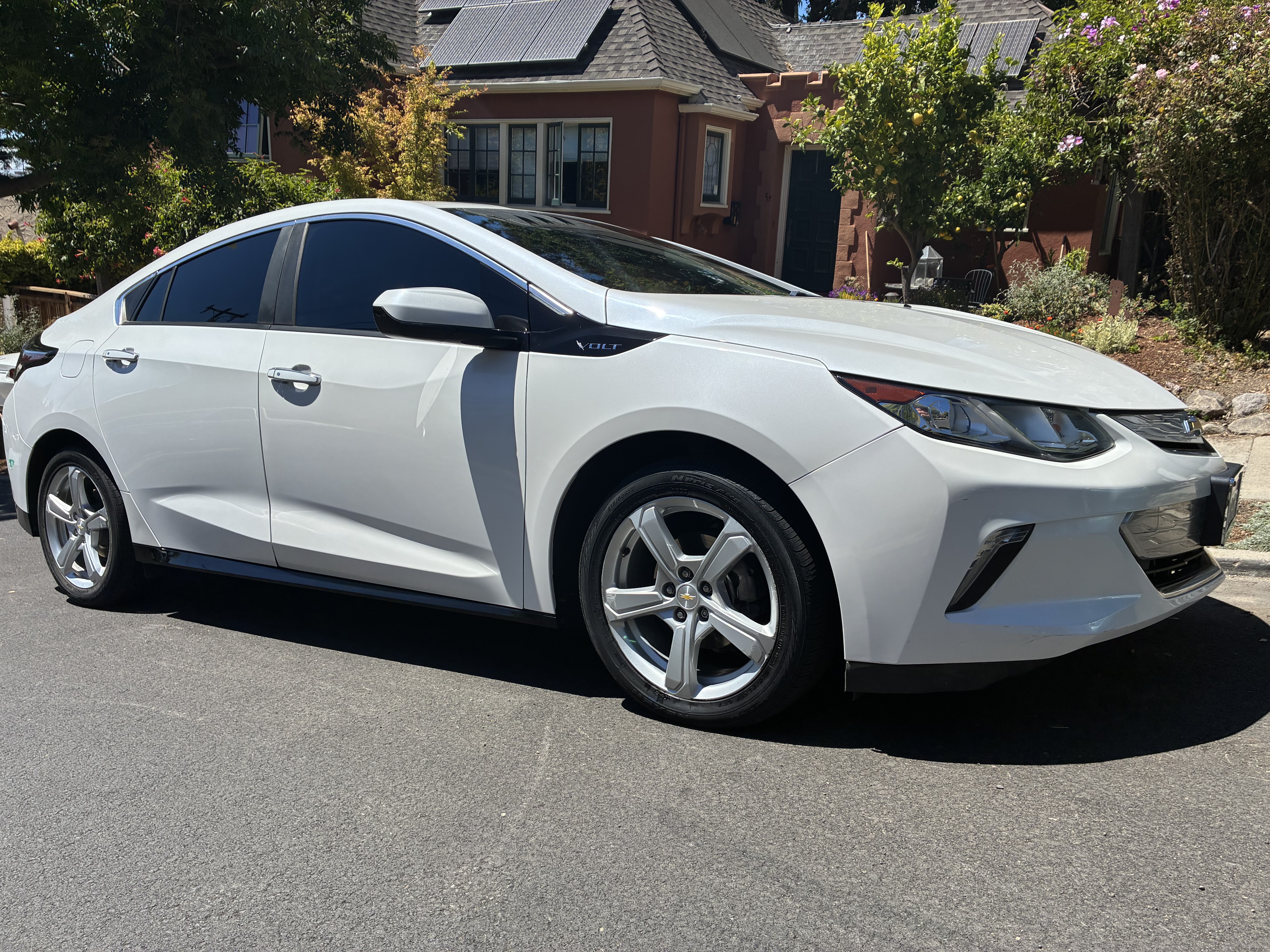 Used 2017 Chevrolet Volt LT w/ Comfort Package FWD image 5