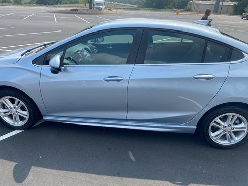 Used 2017 Chevrolet Cruze LT w/ Convenience Package image 8