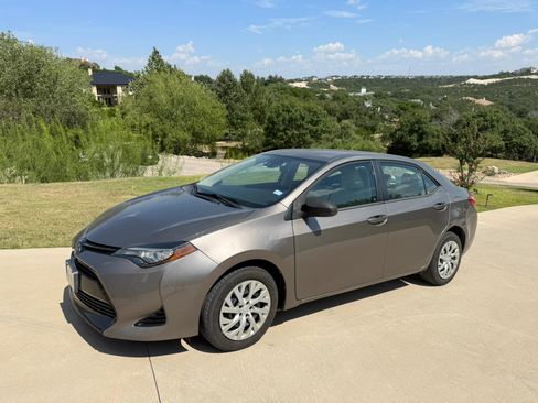 Used 2017 Toyota Corolla LE image 4