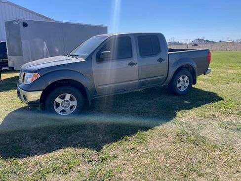 Used 2007 Nissan Frontier SE w/ SE Value Truck Pkg image 2
