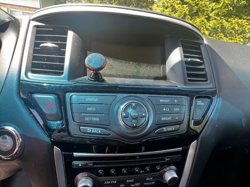 Used 2015 Nissan Pathfinder SV image 6