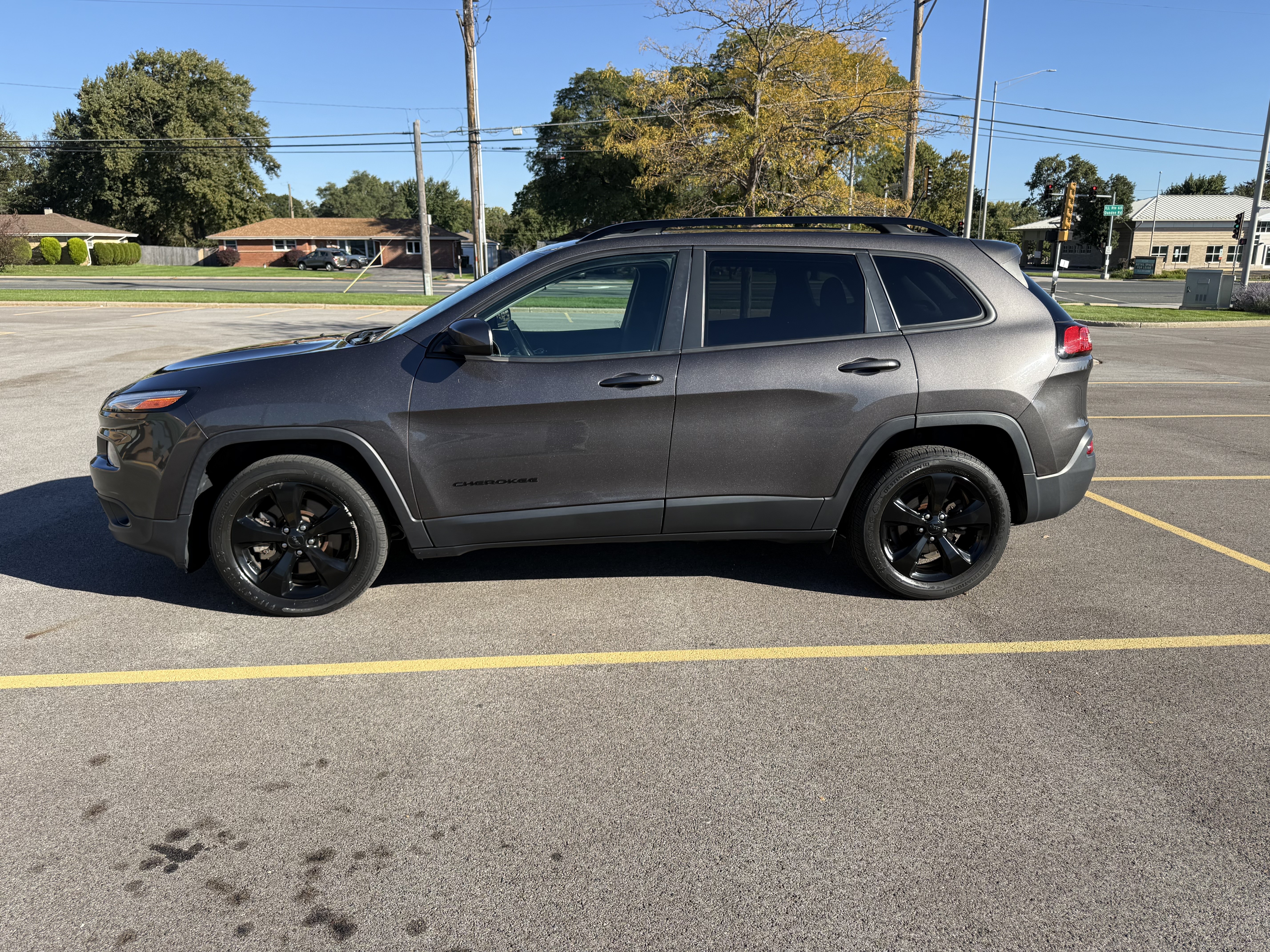 Used 2018 Jeep Cherokee Latitude w/ Altitude Package FWD image 1