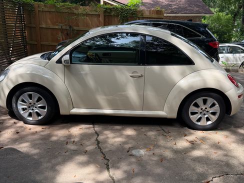 Used 2009 Volkswagen Beetle Coupe FWD image 11