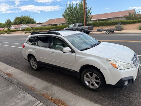 Used 2013 Subaru Outback 2.5i Premium w/ All-Weather Pkg AWD/4WD image 4