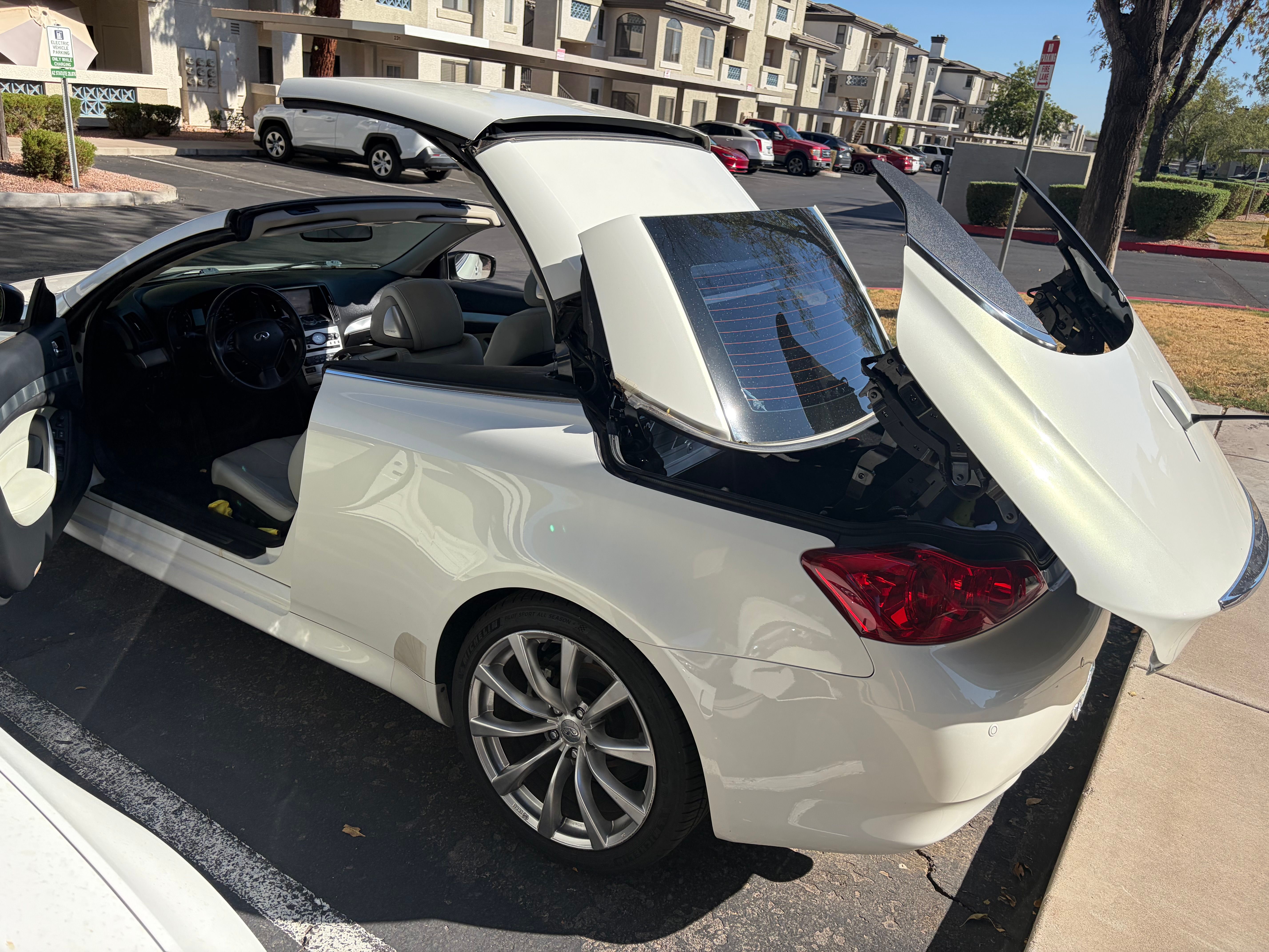 Used 2010 INFINITI G37 Convertible w/ Premium Pkg RWD image 10