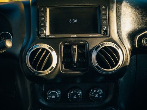 Used 2015 Jeep Wrangler Unlimited Sahara w/ Connectivity Group image 19