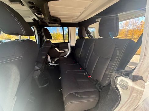 Used 2015 Jeep Wrangler Unlimited Sahara image 8