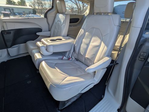 Used 2017 Chrysler Pacifica Touring-L image 4