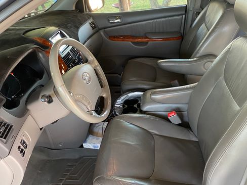 Used 2010 Toyota Sienna XLE image 11
