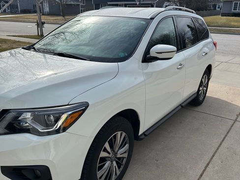 Used 2020 Nissan Pathfinder SV image 1