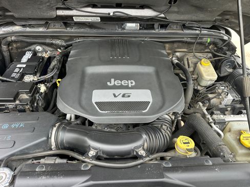 Used 2014 Jeep Wrangler Unlimited Sahara w/ Connectivity Group image 23